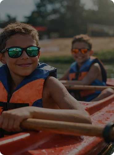 Família vivendo uma experiência de viagem na natureza