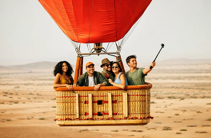 Família vivendo uma experiência de passeio de balão durante uma viagem